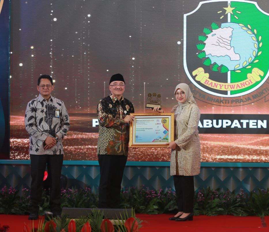 Bupati Banyuwangi Ipuk Fiestiandani menerima penghargaan dalam BKN Award 2023 (foto: Humas Pemkab Banyuwangi)