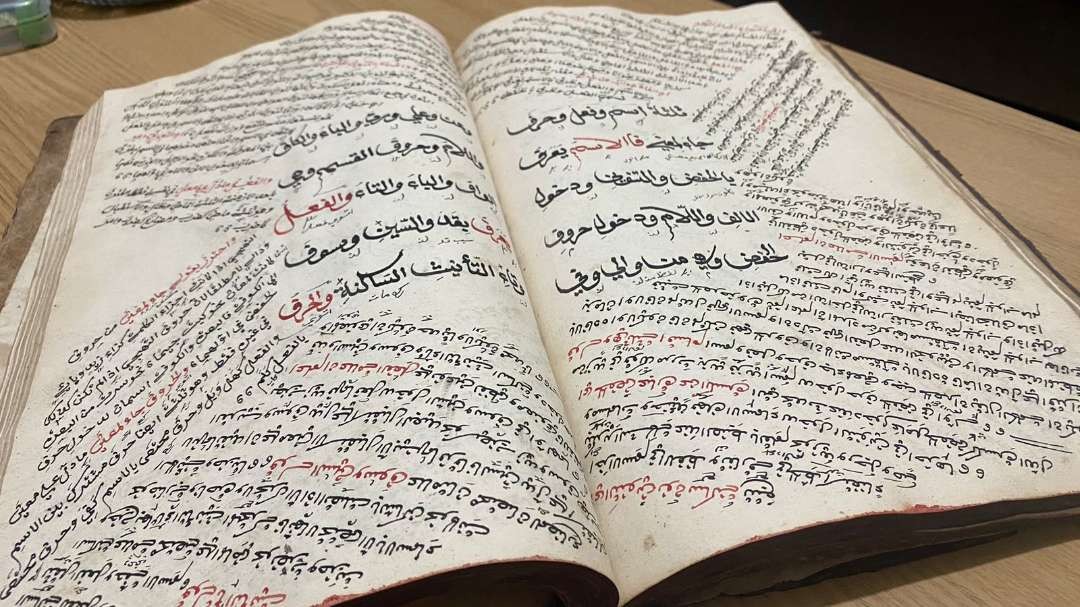 Salah satu koleksi kitab dari Kiai Saleh, yang dipamerkan dalam Festival Kitab Kuning. (Foto: Humas Pemkab Banyuwangi)