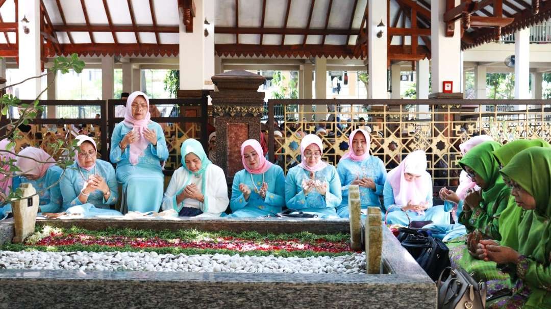 Hari lahir ke-60, Yayasan Kesejahteraan Muslimat Nahdlatul Ulama (YKMNU) melakukan ziarah ke makam pendiri di Jombang. (Foto: muslimat nu)