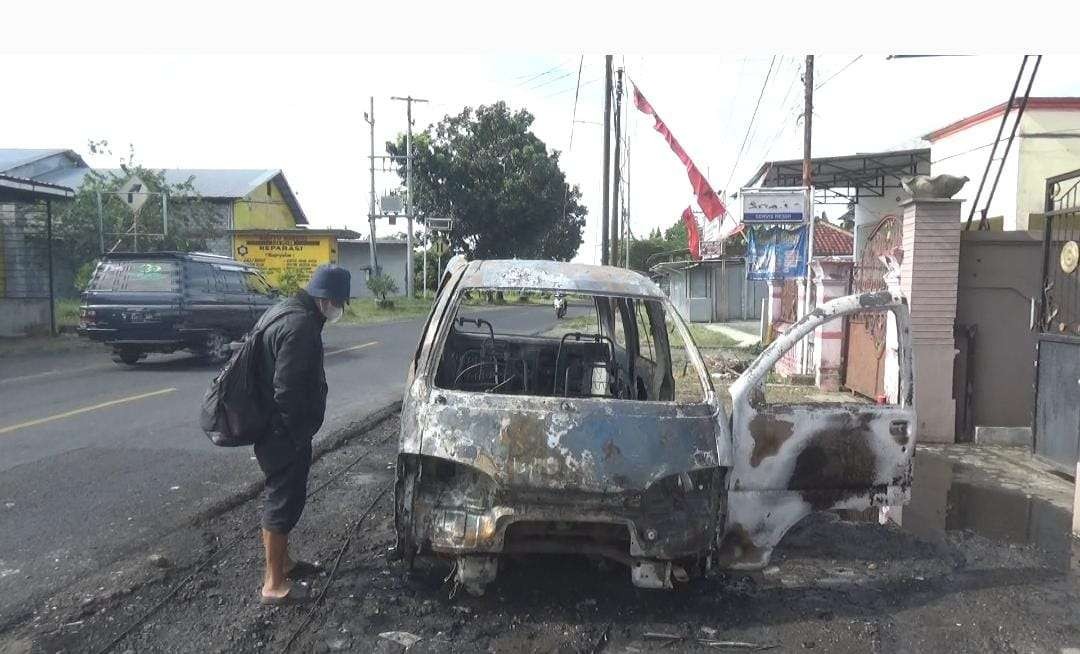 Kondisi mobil yang terbakar di jalan raya Sraten, Banyuwangi (Foto:istimewa)