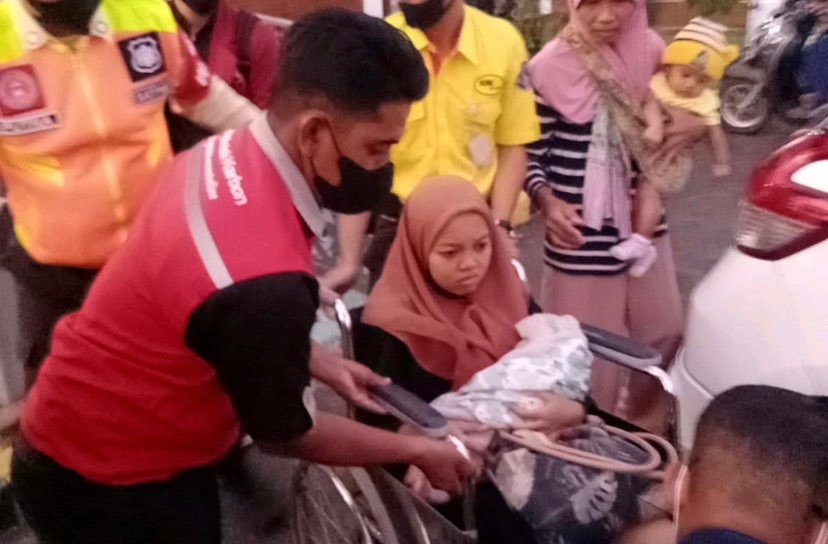Penumpang perempuan melahirkan bayi di kereta api Surabaya - Blitar (Foto: dok. KAI)