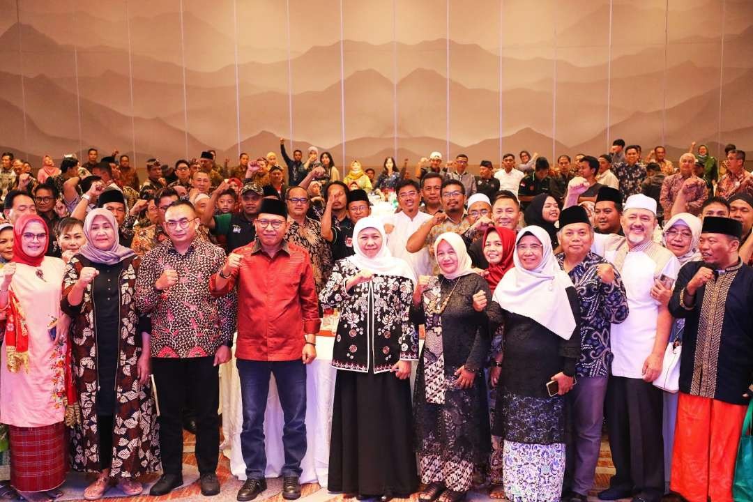 Gubernur Jawa Timur Khofifah Indar Parawansa menggelar gathering bersama warga kelahiran Jawa Timur di Sumatera Barat di Hotel Santika Premier Kota Padang, Minggu 11 Juni 2023 malam. (Foto: Biro Administrasi Pimpinan)
