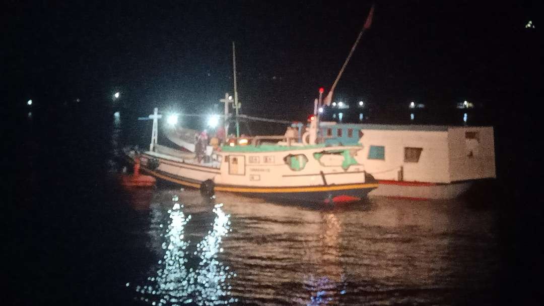 Kapal yang sempat mati mesin akhirnya bisa dievakuasi tim SAR gabungan (Foto: Basarnas Bali)