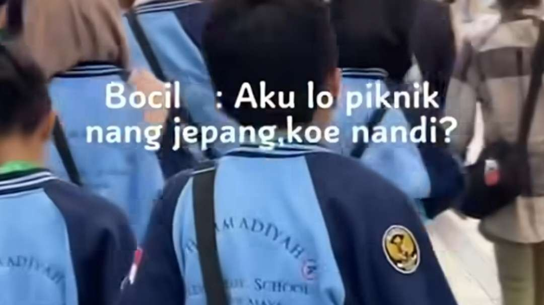 Tanggapan layar saat salah satu murid SD di Surabaya berlajan di Bandara untuk berangkat ke Jepang melakukan pertukaran pelajar. (Foto: Tangkapan layar Instagram)