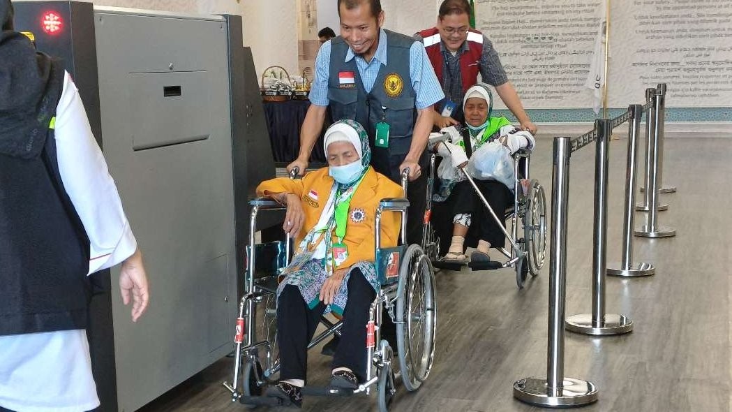 PPIH) Indonesia daerah kerja bandara menyiapkan ihram pengganti bagi jemaah, terutama lansia, yang baru mendarat di Jeddah, Arab Saudi. (Foto: Istimewa