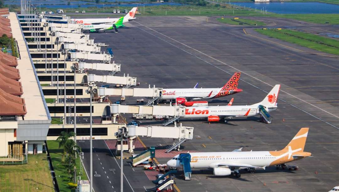 Bandara Internasional Juanda Surabaya. Penumpang pesawat tak perlu pakai masker lagi. (Foto: Aini Arifin/Ngopibareng.id)