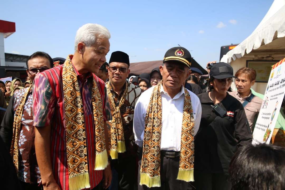 Menteri PMK Muhadjir Effendy bersama Gubernur Jawa Tengah, dalam sebuah acara. (Foto: istimewa)