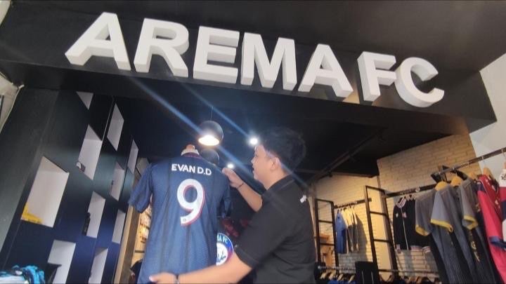 Jersey Arema FC dengan nomor punggung baru Evan Dimas (Foto: Media Officer Arema FC)