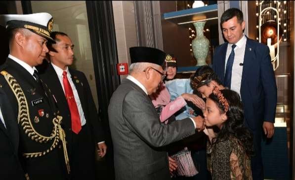 Wapres KH Ka'ruf Amn, tiba di Uzbekistan  menerima salam  dan ucapan selamat datang dari anak Indonesia ( foto: Setwapres)