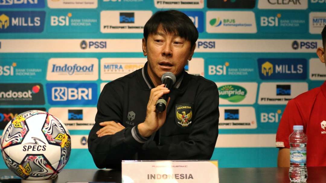 Pelatih Indonesia, Shin Tae-Yong saat pre match press conference FIFA Matchday melawan Palestina di Surabaya, Selasa 13 Juni 2023. (Foto: Fariz Yarbo/Ngopibareng.id)