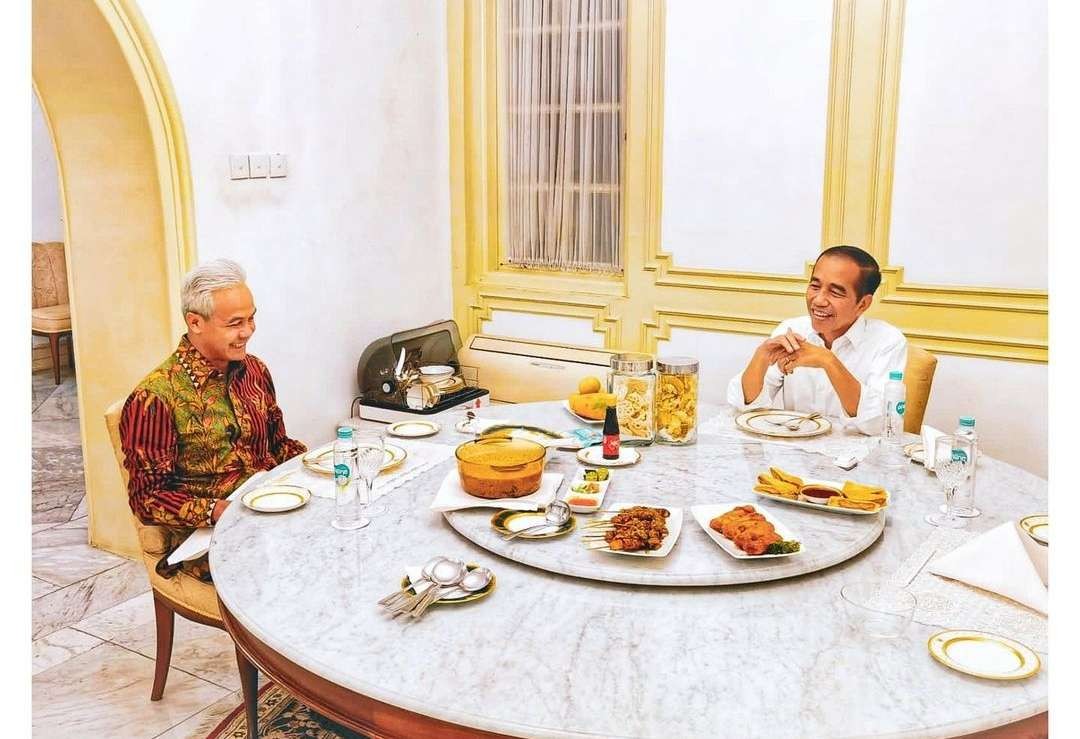 Makan malam Presiden Jokowi dan Gubernur Jawa Tengah, Ganjar Pranowo, capres pilihan PDiP. (Foto: Instagram @ganjar_pranowo)