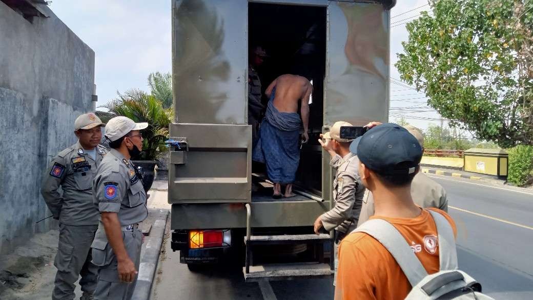 Salah satu ODGJ dievakuasi ke dalam truk petugas Satpol PP Tuban (Foto: Khoirul Huda/Ngopibareng.id)