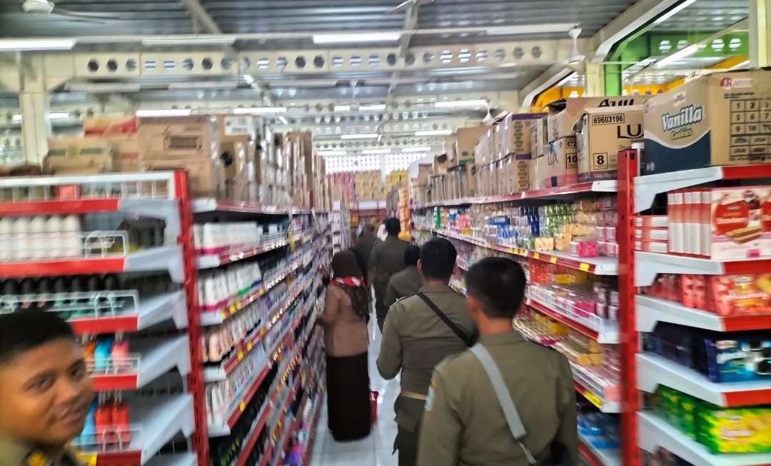 Satpol PP Lamongan merazia ASN yang bolos kerja di Supermarket. (Foto: Istimewa)