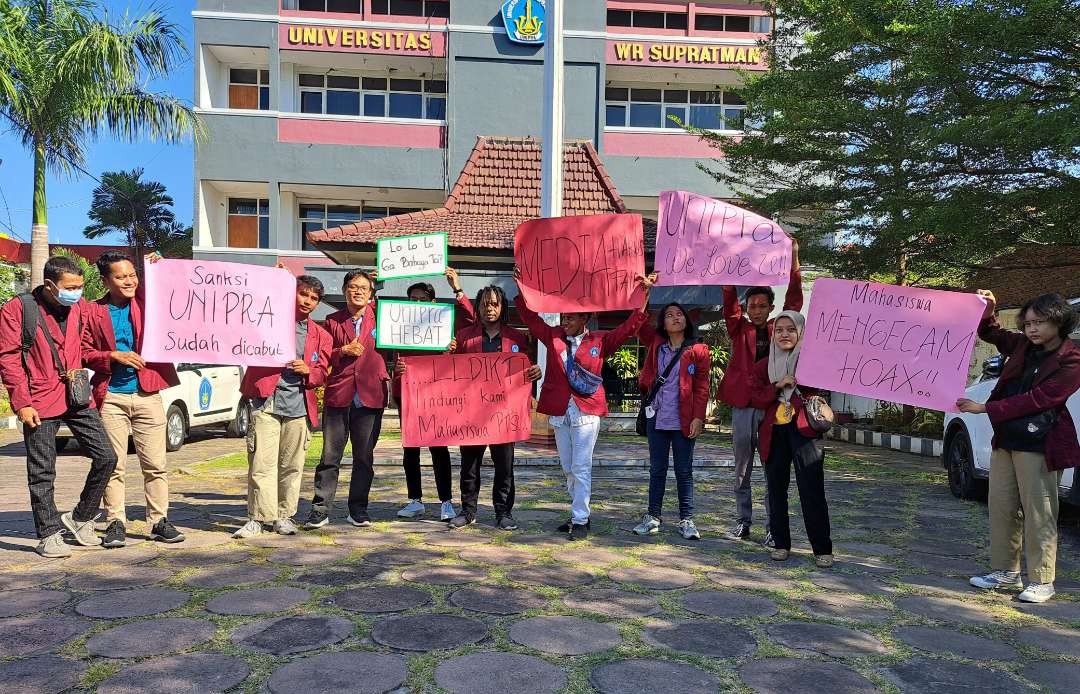 Mahasiswa Unipra Surabaya saat mengelar aksi damai terkait problematik status kampusnya. (Foto: Pita Sari/Ngopibareng.id)