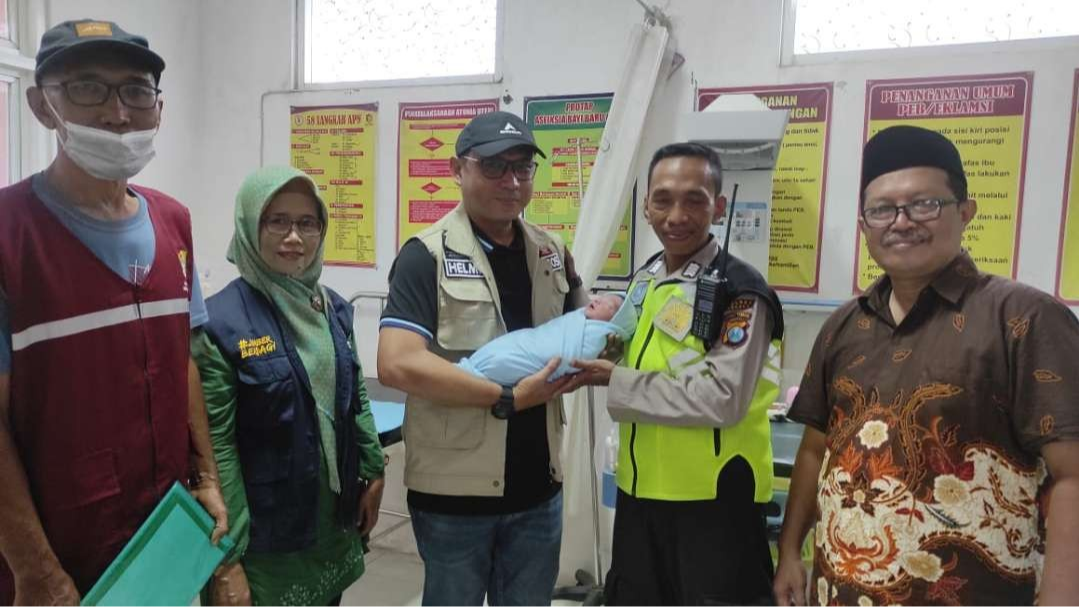 Kepala Dinas Sosial Jember saat hendak membawa bayi yang diinformasikan ditemukan warga ke RSD Soebandi (Foto: Dok Polsek Balung)