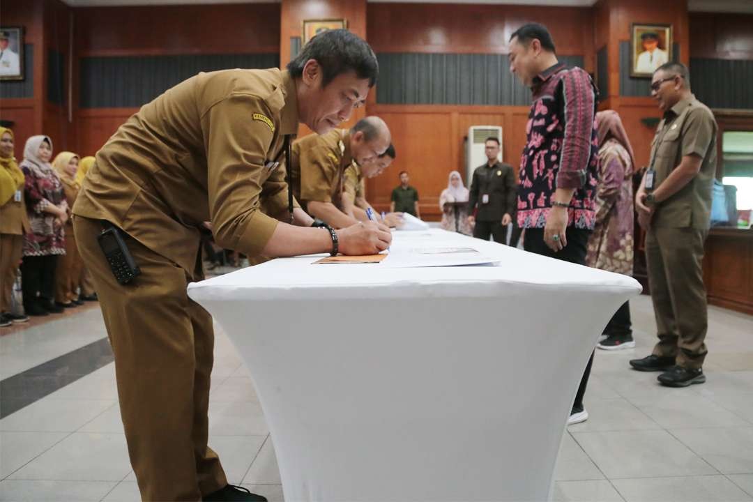 Pejabat Pemkot Surabaya yang tanda tangani kontrak kinerja selama 6 bulan kedepan. (Foto: Pita Sari/Ngopibareng.id)