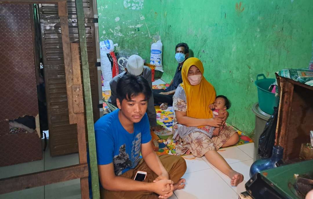 Warga Bulak Rukem, Yunita dan Choirul Anam bersama tiga dari enam orang anaknya saat berada dirumahnya menunggu kedatangan Walikota Surabaya. (Foto: Pita Sari/Ngopibareng.id)