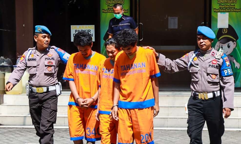 Tiga tersangka pengedar upal saat diamankan polisi (foto : Aini/Ngopibareng.id)