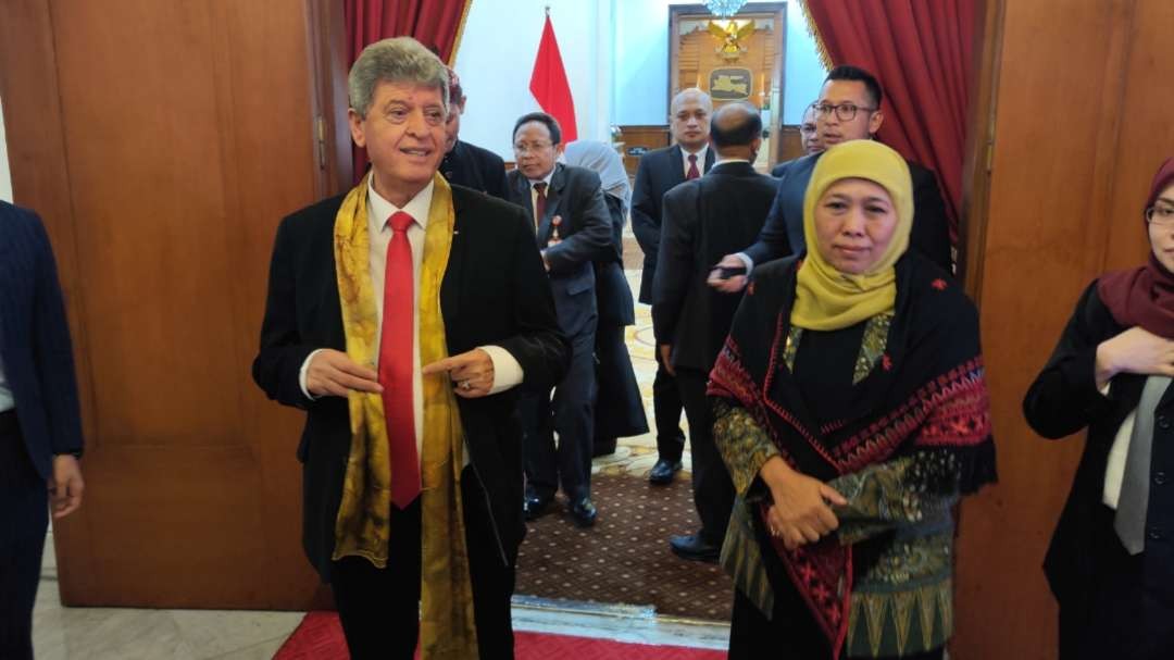 Dubes Palestina, Zuhair Al-Shun (kiri) usai bertemu Gubernur Jatim Khofifah Indar Parawansa di Gedung Negara Grahadi, Surabaya, Selasa 13 Juni 2023 malam. (Foto: Fariz Yarbo/Ngopibareng.id)