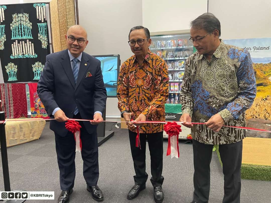Wakil Duta Besar Repulik Indonesia untuk Jepang John Tjahjanto Boestami pada peresmikan peluncuran Indonesia Halal Vending Machine di KBRI Tokyo pada Senin 12 Juni 2023. (Foto: istimewa)
