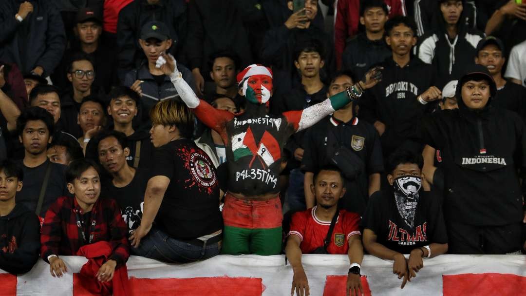 Suporter Indonesia memberikan dukungan dalam FIFA Matchday di Stadion Gelora Bung Tomo, Surabaya, Rabu 14 Juni 2023. (Foto: Fariz Yarbo/Ngopibareng.id)