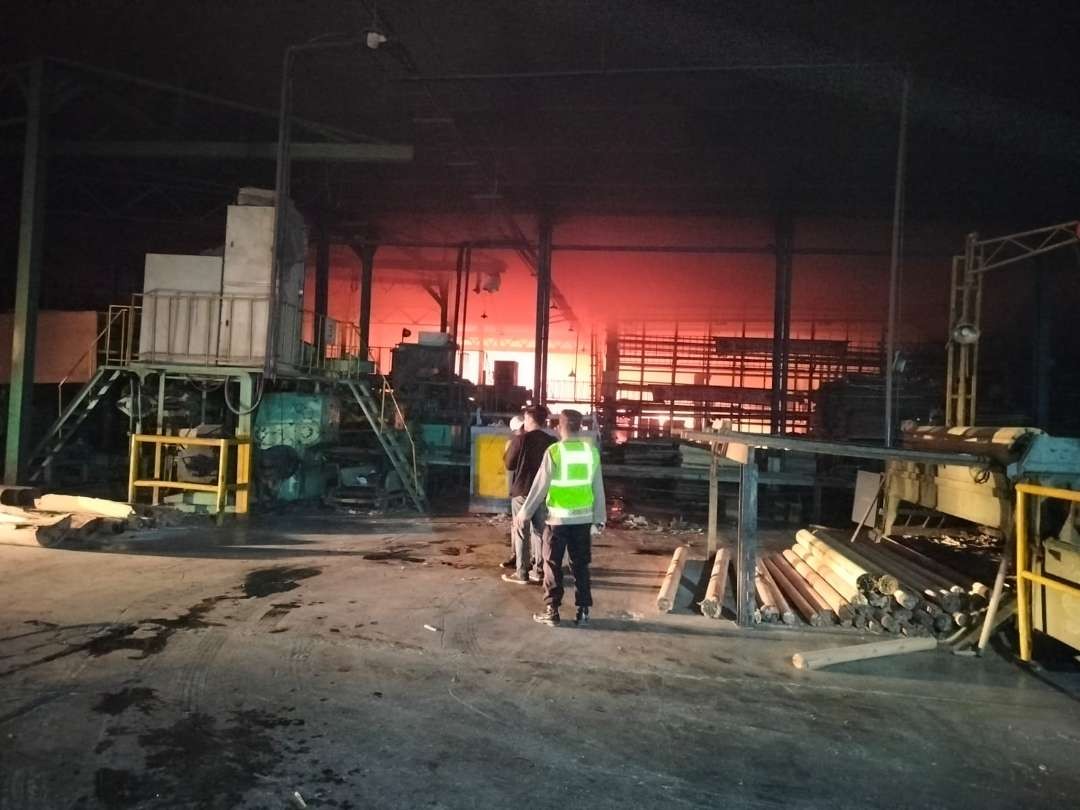 Petugas Damkar sedang memadamkan api di pabrik tripleks di Kedungpring, Lamongan (Foto : Istimewa)