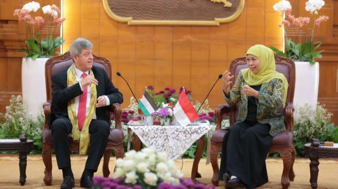 Gubernur Jatim, Khofifah Indar Parawansa (kanan) dalam pertemuan tertutup bersama Dubes Palestina Zuhair Al Shun di Gedung Negara Grahadi, Surabaya, Selasa 13 Juni 2023 malam. (Foto: Humas Pemprov Jatim)