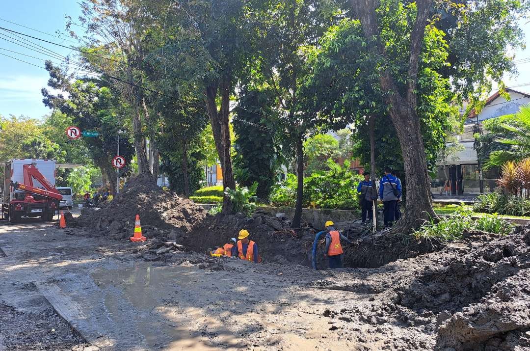 Pengerjaan pipa bocor di Jalan Kertajaya yang mengakibatkan jalan ditutup dam diahlihkan. (Foto: Pita Sari/Ngopibareng.id)