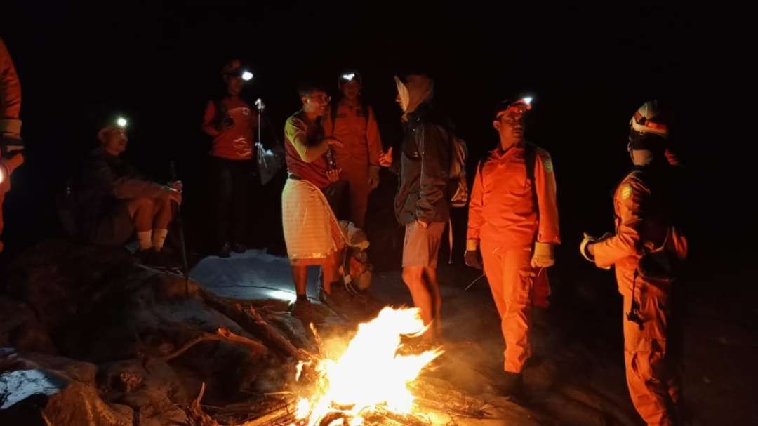 Tim SAR Gabungan membuat api unggun agar korban tidak merasa kedinginan (Foto: Basarnas Bali)