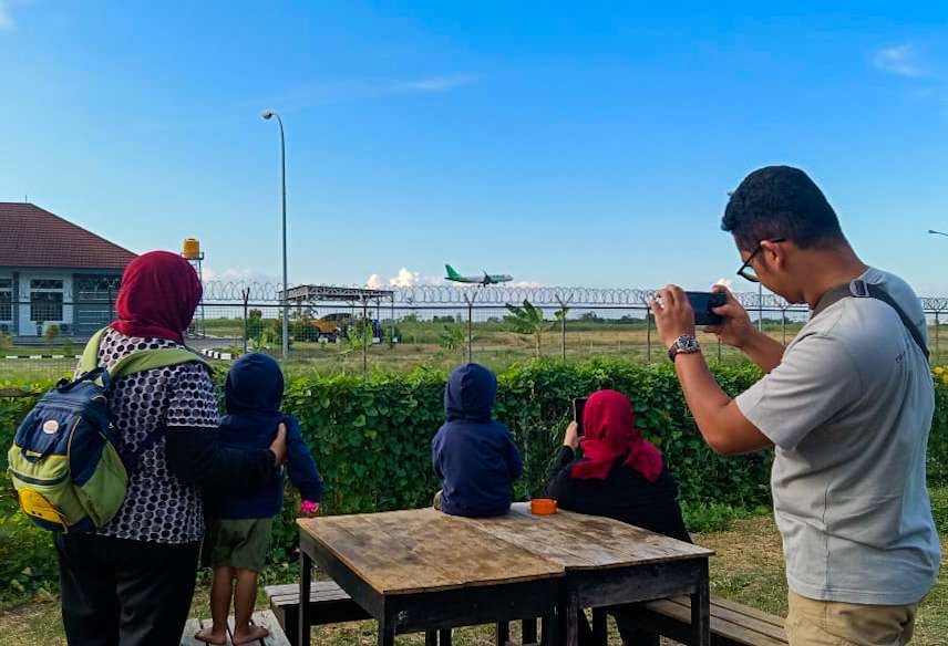 Anak-anak saat melihat pemandangan lalu lintas pesawat di kafe Sidoarjo (foto : Aini/Ngopibareng.id)