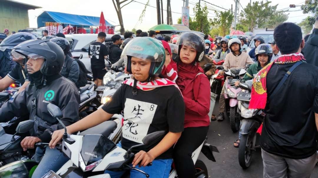 Kemacetan terjadi akses jalan menuju Stadion Gelora Bung Tomo, Surabaya, Rabu 14 Juni 2023. (Foto: Fariz Yarbo/Ngopibareng.id)