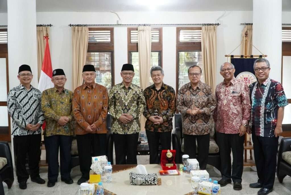 PP Muhammadiyah bersama pimpinan Konferensi Waligereja Indonesia (KWI) . (Foto: md.or.id)