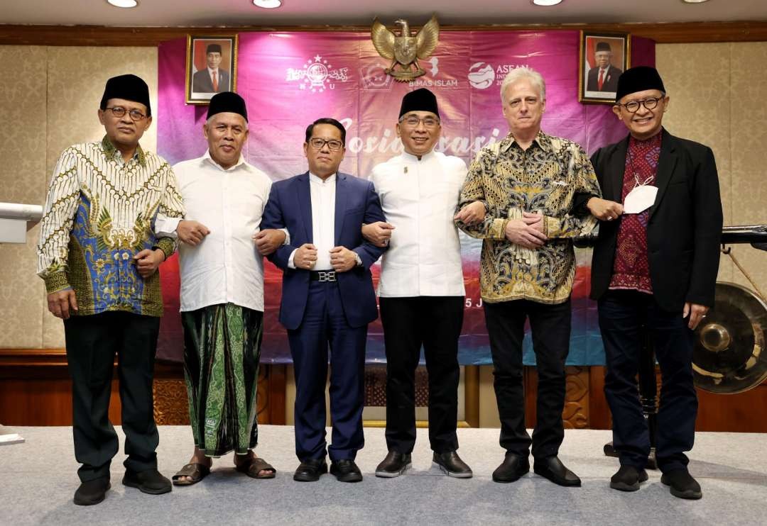 Para tokoh pada saat pembukaan acara sosialisasi menuju ASEAN Intercultural and Interreligious Dialogue Conference (IIDC), di Surabaya, Kamis 15 Juni 2023. (Foto: ltn-pbnu)