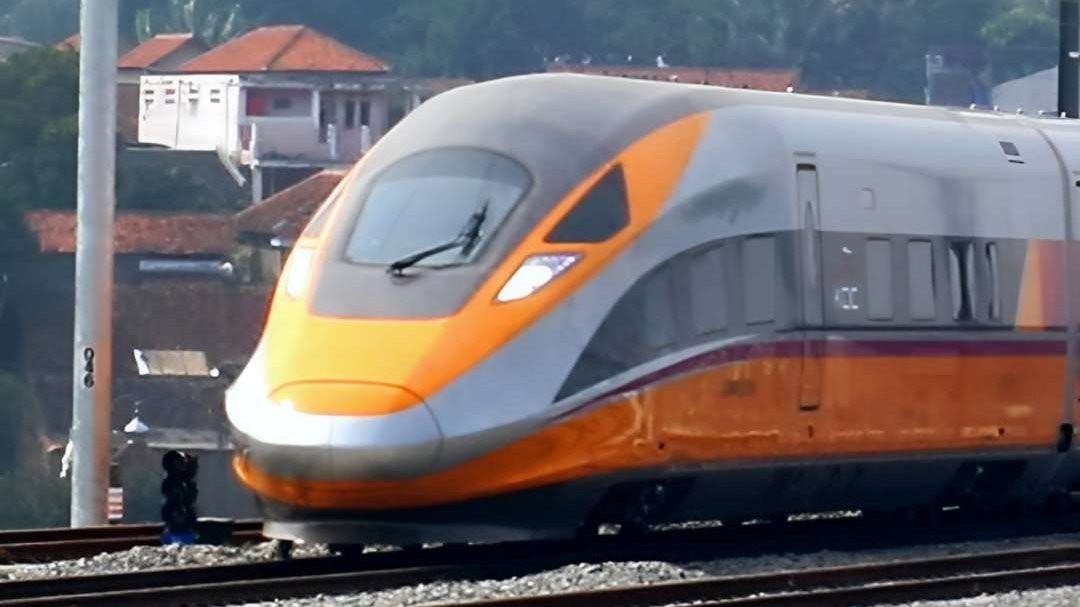 Kereta Cepat Jakarta Bandung mulai beroperasi pada 18 Agustus 2023, dari Stasiun Halim hingga ke Padalarang. (Foto: Twitter @KeretaCepatID)