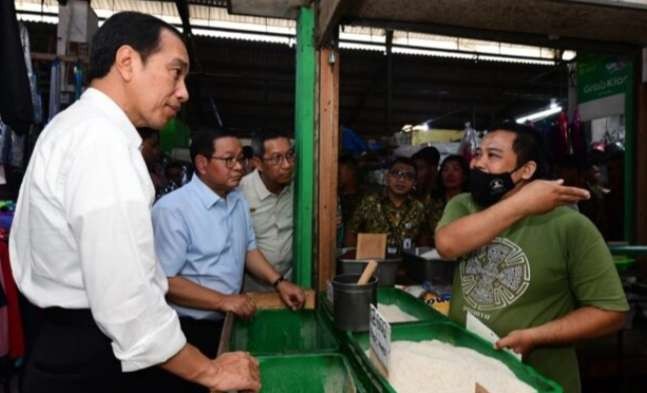 Presiden Jokowi berdoalog dengan pedagang di Pasar Menteng, harga bawang naik ( foto: Setpres)
