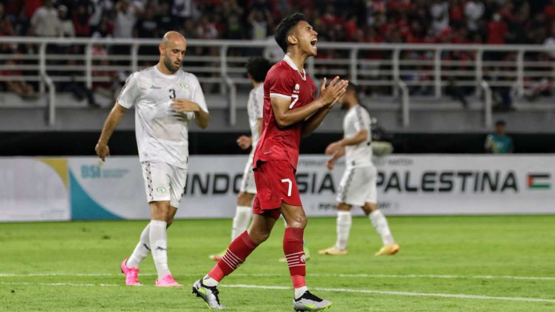 Pemain Timnas Indonesia, Marselino Ferdinan meluapkan emosinya, saat tendangannya tidak menjadi gol saat melawan Palestina di Stadion Gelora Bung Tomo, Surabaya, Rabu 14 Juni 2023 malam. (Foto: Fariz Yarbo/Ngopibareng.id)