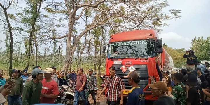Kondisi truk tangki Pertamina yang sempat terhenti beberapa menit karena ada aksi pemblokiran jalan (Khoirul Huda/Ngopibareng.id)