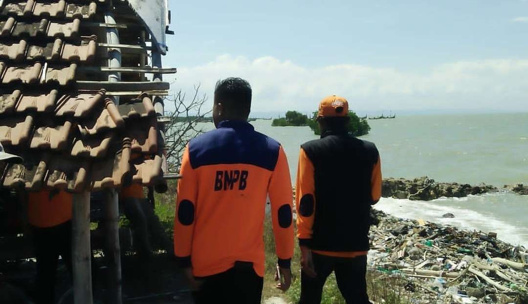 Sejumlah personel Badan Penanggulangan Bencana Daerah (BPBD) Pamekasan, melakukan pemantauan banjir rob di wilayah Pademawu. (Foto: Instagram @bpbdpamekasan)