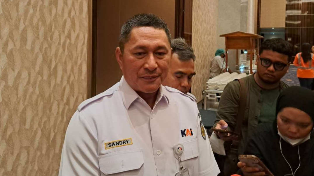 Direktur Keselamatan dan Keamanan KAI, Sandry Pasambuna saat ditemui di salah satu hotel di Surabaya usai seminar nasional mengenai perlintasan KA. (Foto: Pita Sari/Ngopibareng.id)