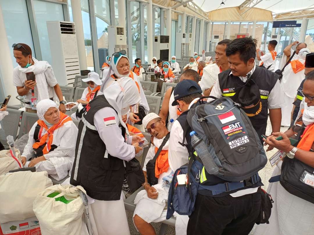 Jemaah haji lansia dari kloter BPN 21 tak sadarkan diri ketika baru tiba di Bandara Jeddah. (Foto: Istimewa)