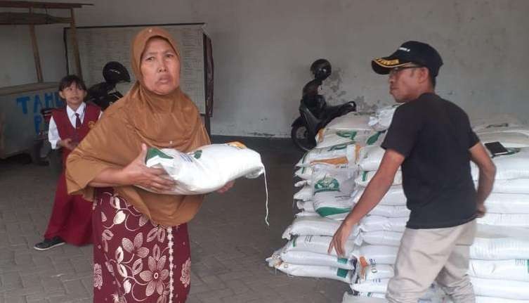 Proses pendistribusian beras bantuan pangan di Kecamatan Tanggul beberapa waktu lalu. (Foto: Dok Bulog Jember)