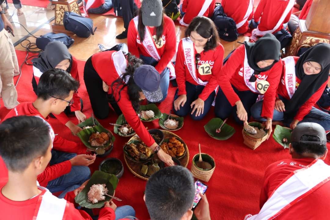 Finalis Duta Wisata Blora 2023 menikmati kuliner Kampung Samin (Foto: Humas Pemkab Blora)