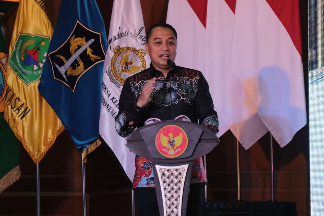 Walikota Surabaya, Eri Cahyadi saat mengumumkan kasus rekomendasi BPK yang harus diselesaikan. (Foto: Pita Sari/Ngopibareng.id)