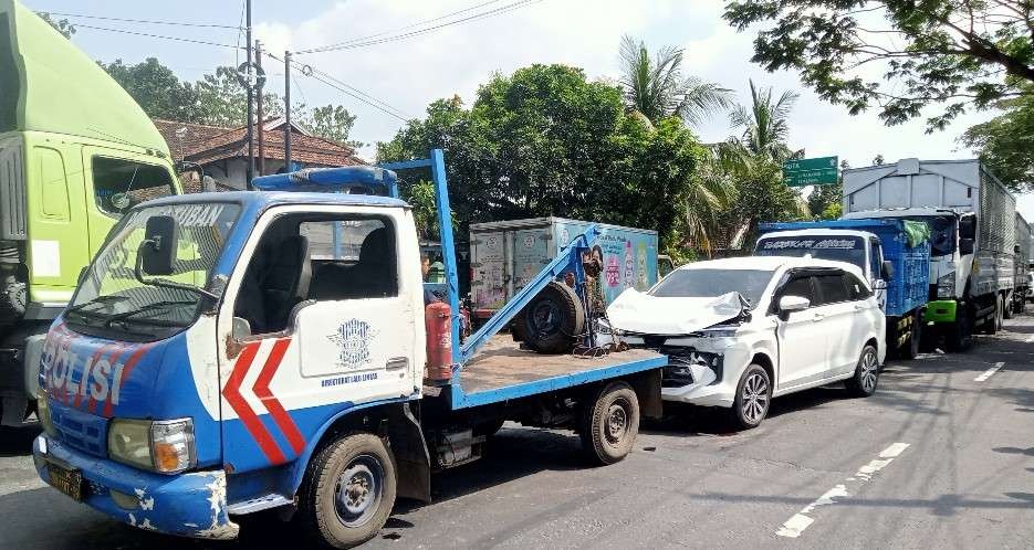 Kecelakaan beruntun di jalur Pantura Kabupaten Tuban melibatkan lima kendaraan (Khoirul Huda/Ngopibareng.id)