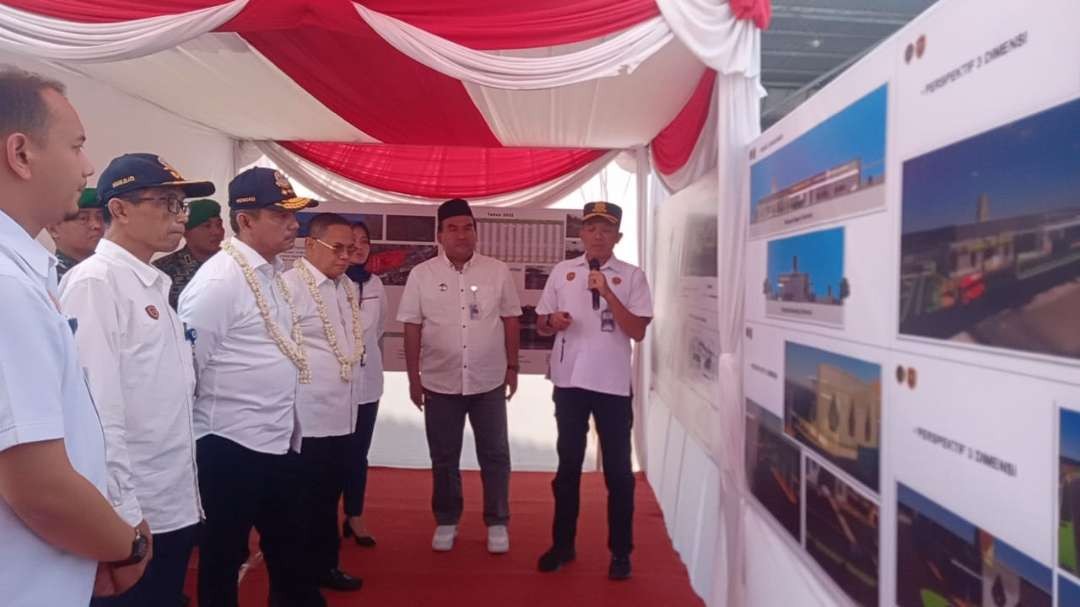 Bupati Blora menerima penjelasan pembangunan Terminal Tipe A Cepu. (Foto: Ahmad Sampurno/Ngopibareng.id)
