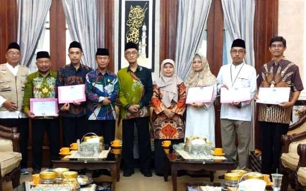 Lima kepala sekolah melaporkan raihan penghargaan SSK Paripurna Nasional 2023 ke Bupati Bondowoso Salwa Arifin di Pendapa Bupati Raden Bagus Assra, Jumat 16 Juni 2023.(Foto: Diskominfo Bondowoso)