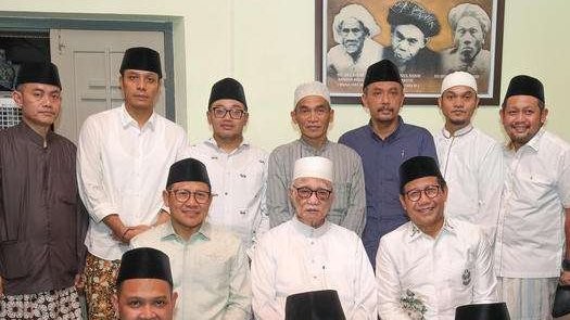 KH M Anwar Manshur, dan keluarga besar Pesantren Lirboyo plus keluarga Pesantren Ploso, Kediri. (Foto: dok/ngopibareng.id)