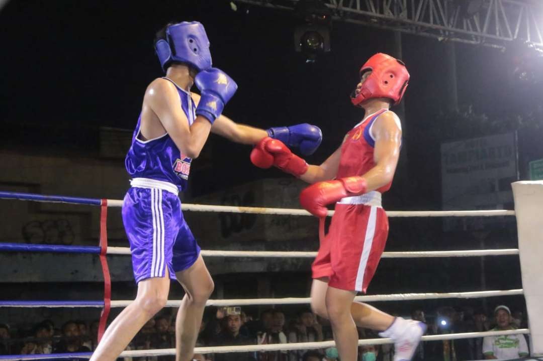 Salah satu pertandingan tinju bertajuk “Boxing on The Street” di Kota Probolinggo, yang digelar Pemkot Probolinggo, KONI, dan Pertina. (Foto: Ikhsan Mahmudi/Ngopibareng.id)