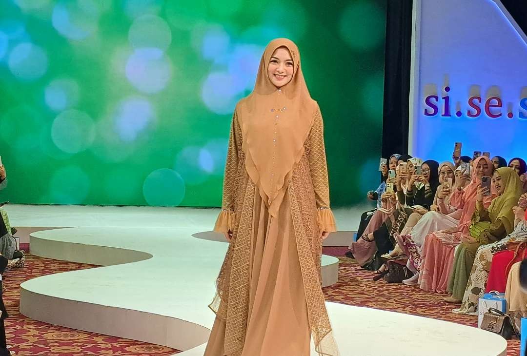 Aktris Citra Kirana fashion show di Surabaya. Ia memperagakan busana muslimah syar'i. (Foto: Pita Sari/Ngopibareng.id)