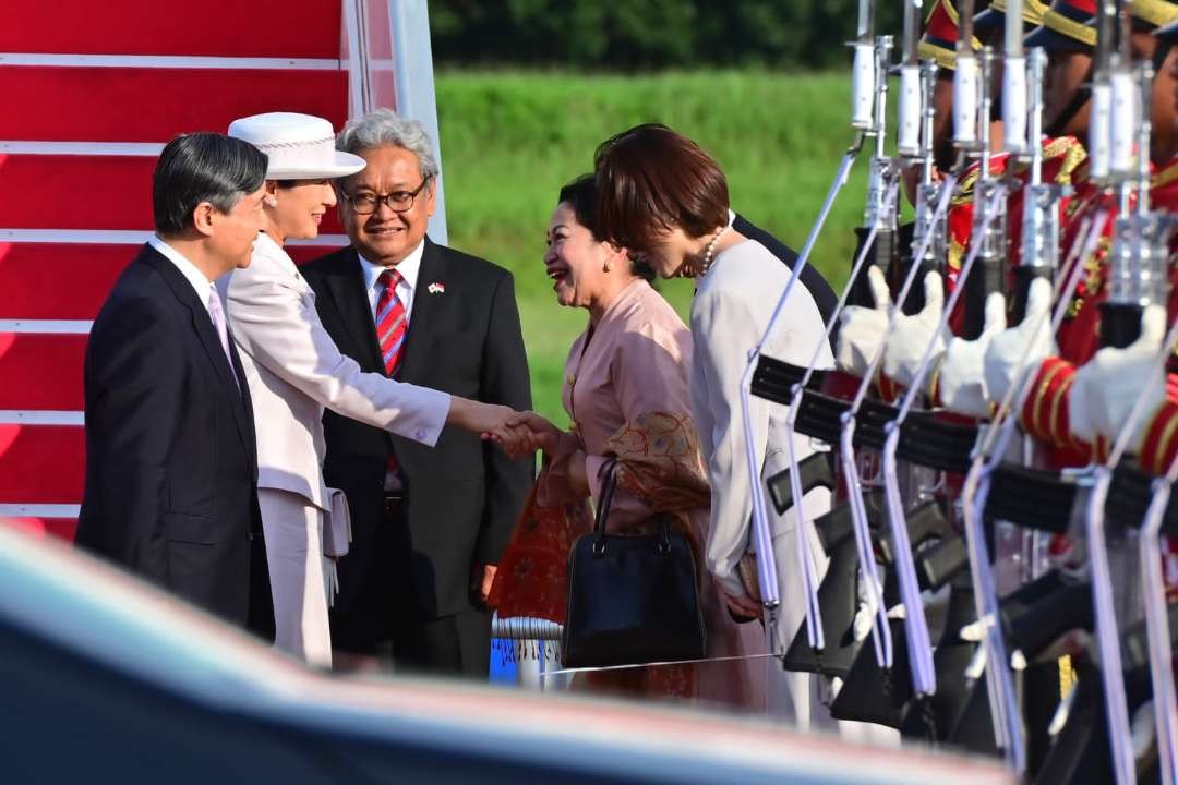 Dubes untuk Jepang, Heri Akhmadi dan Ibu Nuning Akhmadi menyambut langsung kedatangan Kaisar Jepang, Hironomiya Naruhito, kunjungan pertama di Jakarta, Sabtu 17 Juni 2023. (Foto: KBRI Tokyo)